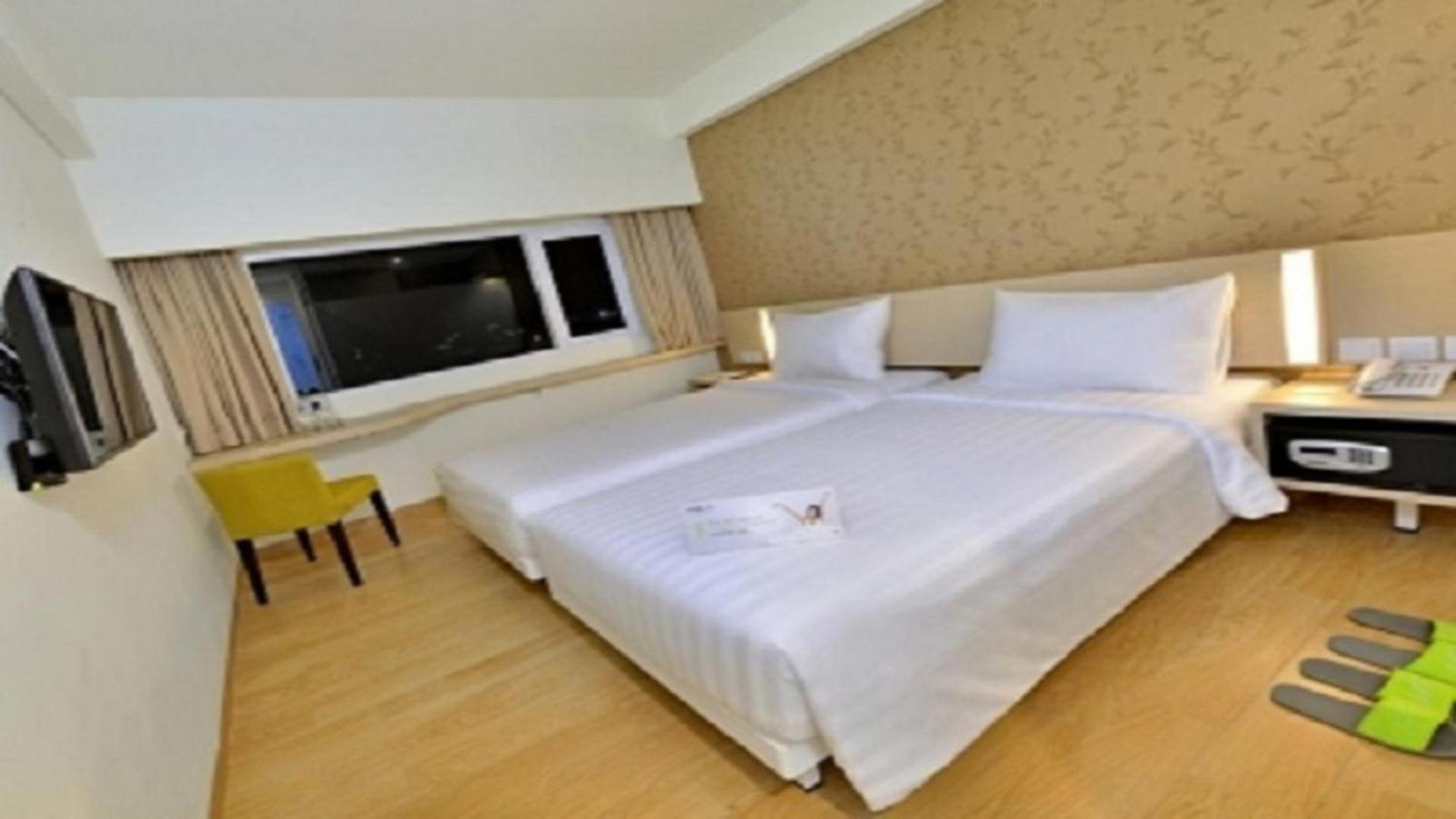 Whiz Prime Hotel Sudirman Cilacap Exterior foto