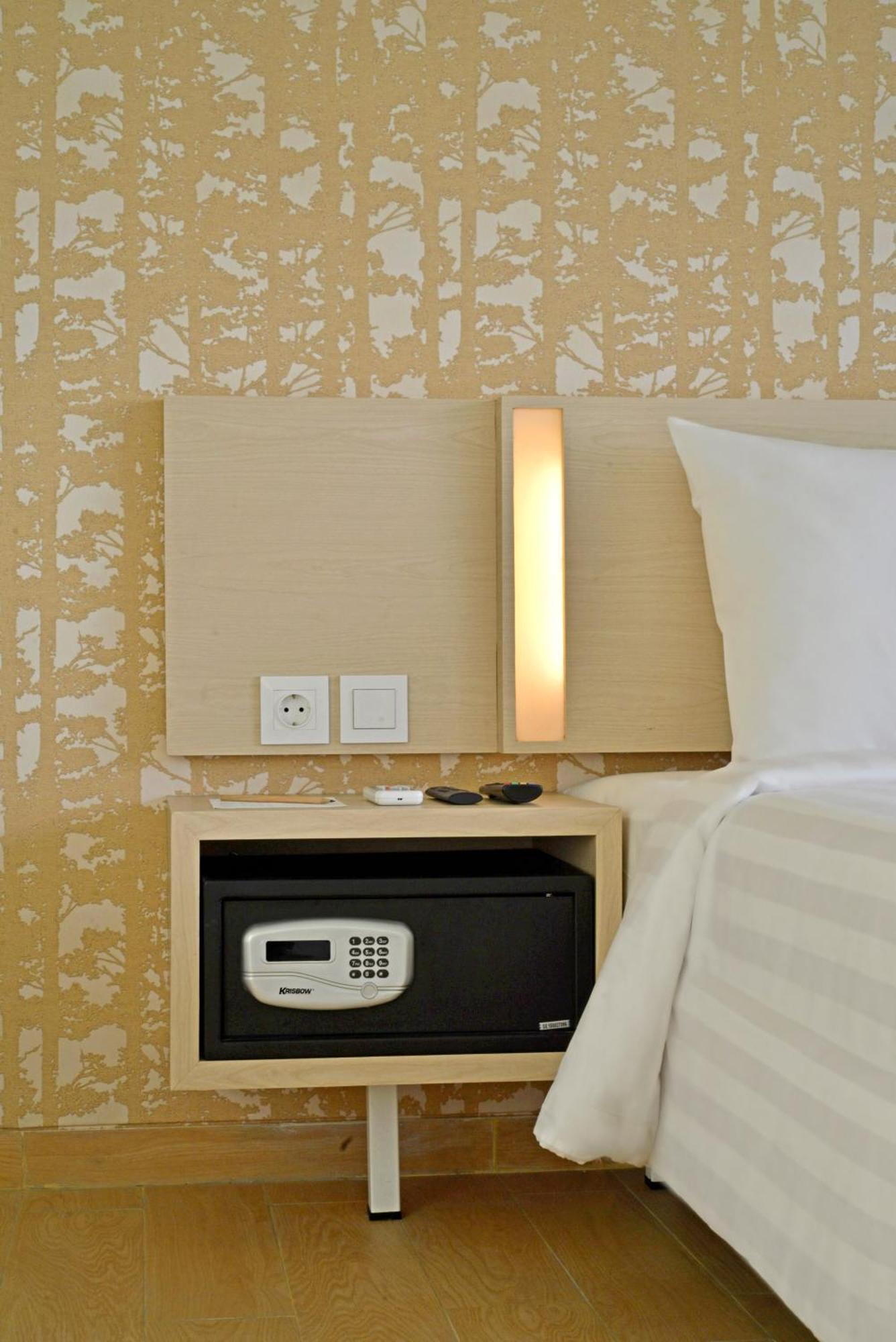 Whiz Prime Hotel Sudirman Cilacap Exterior foto