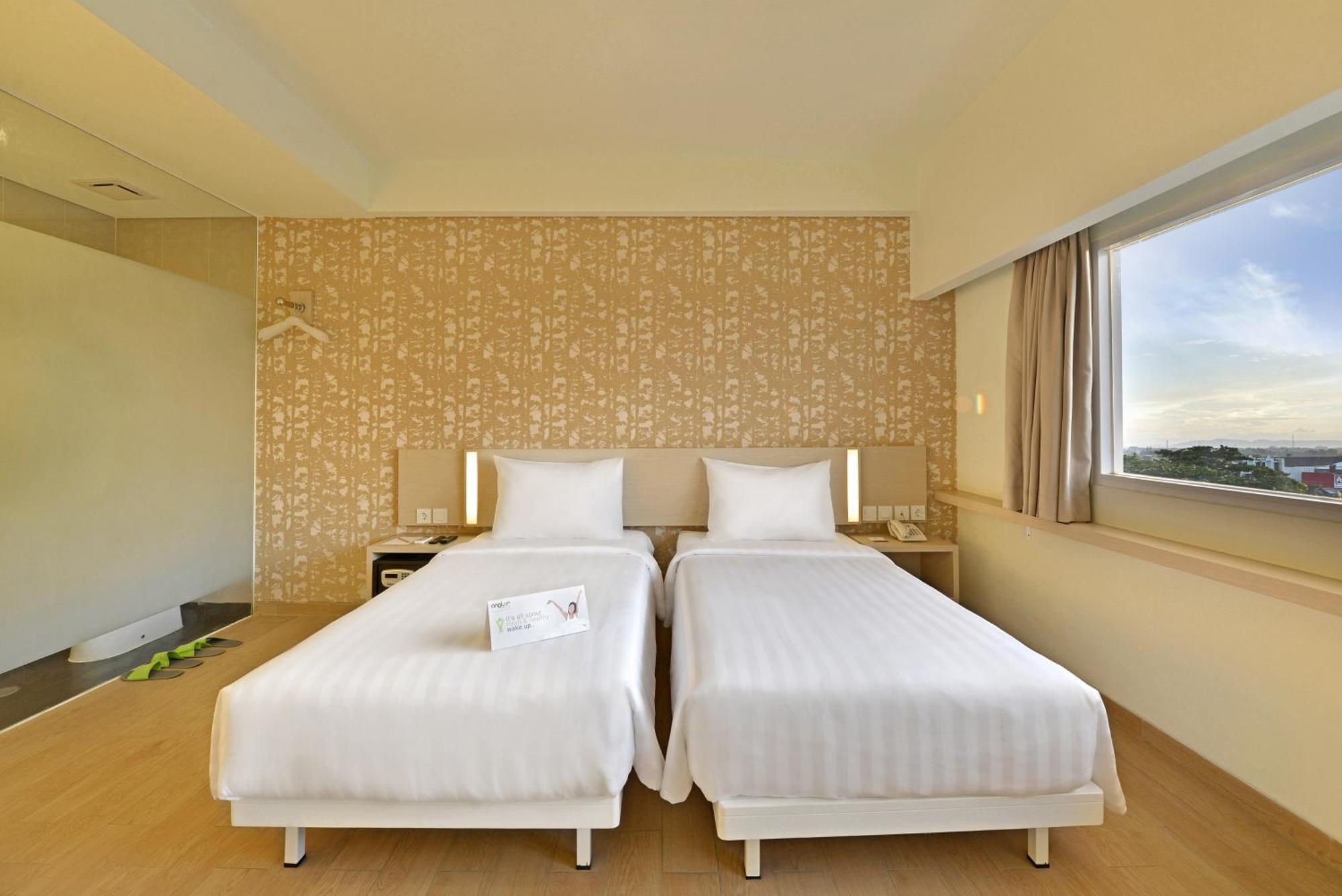 Whiz Prime Hotel Sudirman Cilacap Exterior foto