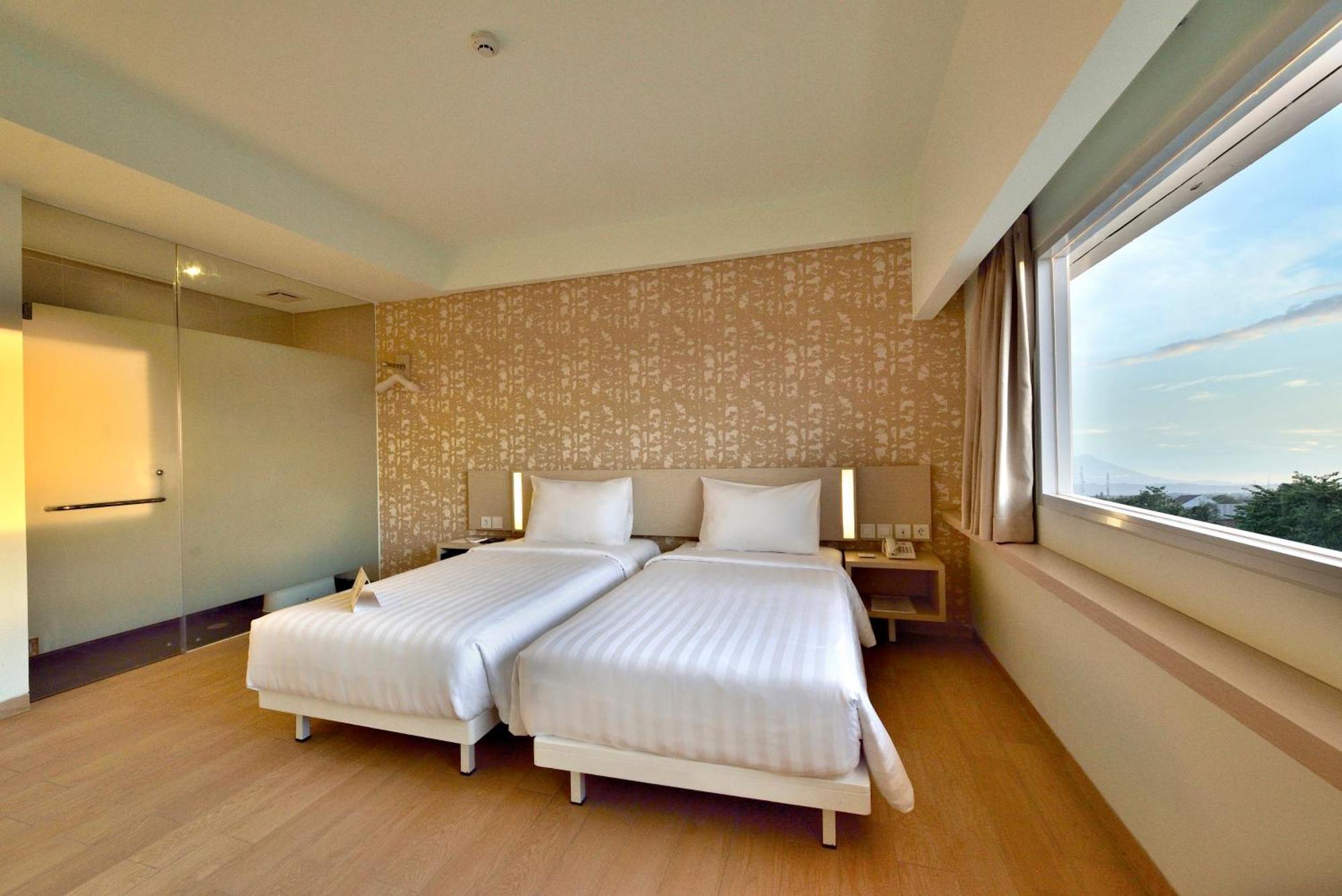 Whiz Prime Hotel Sudirman Cilacap Exterior foto
