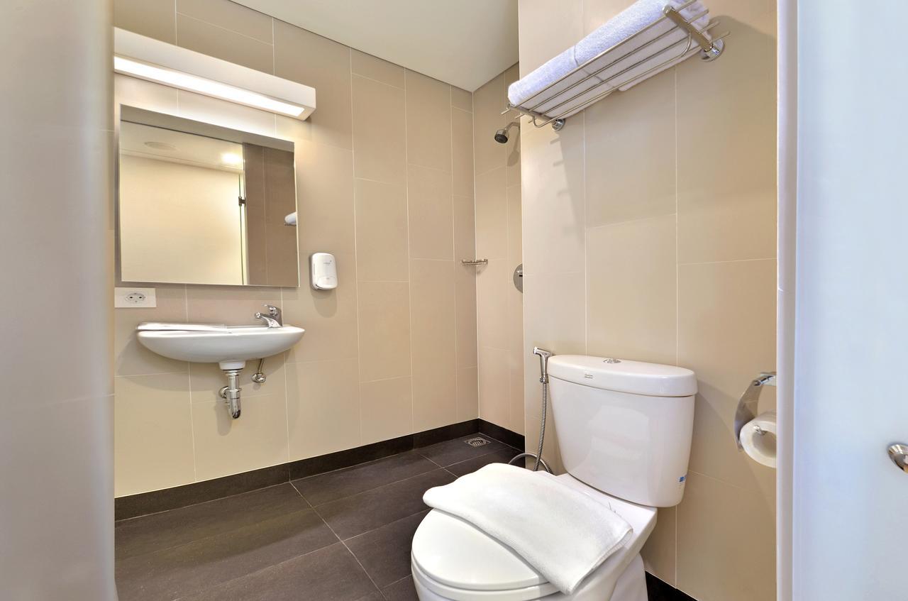 Whiz Prime Hotel Sudirman Cilacap Exterior foto